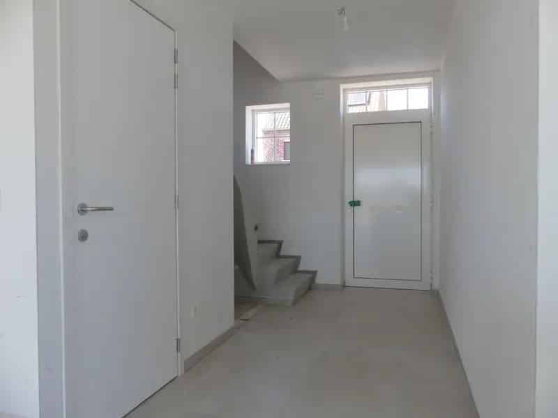 Lichtrijke nieuwbouwwoning met terras, onderhoudsvriendelijke tuin en ruime garage