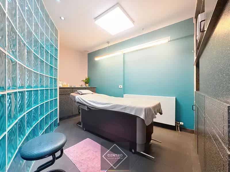 Instapklaar handelspand met wellness, appartement én verhuurde broodjeszaak – toplocatie in Sint-Eloois-Winkel (Ledegem).