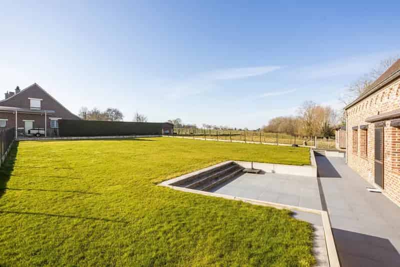 Vierkantshoeve met loods/stalling + weide op 0,5ha