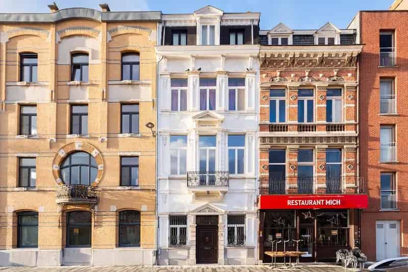 Kantoorgebouw met parking in een Historische Setting