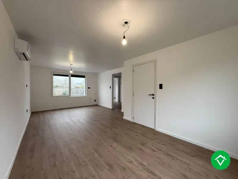 Ruim, gerenoveerde woning met 3 slaapkamers, garage en tuin in een rustige woonwijk te Roeselare!