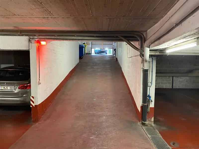 Parkeerplaats in een gebouw, zeer goed gelegen nabij de EEG.