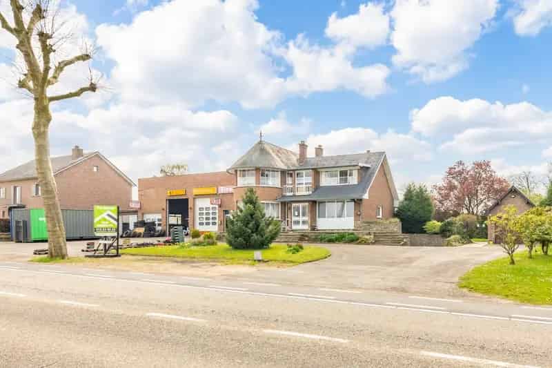 GROOT BEDRIJFSPAND MET RUIME WONING OP PERCEEL VAN 48A