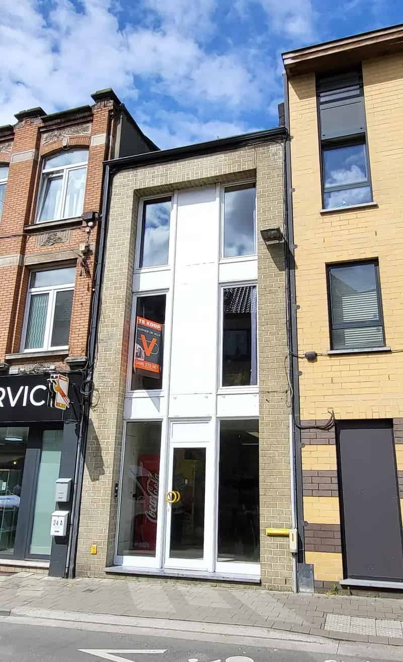 In hartje Aalst bevindt zich dit uniek handelspand met instapklare woonst!