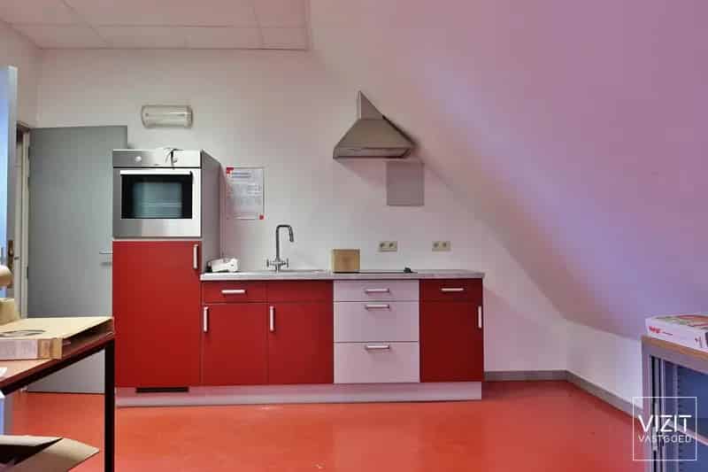 Gebouw met loods/magazijn