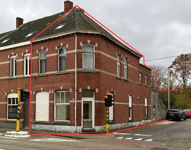 Karaktervol hoekpand met veel mogelijkheden op een perceel van 7are