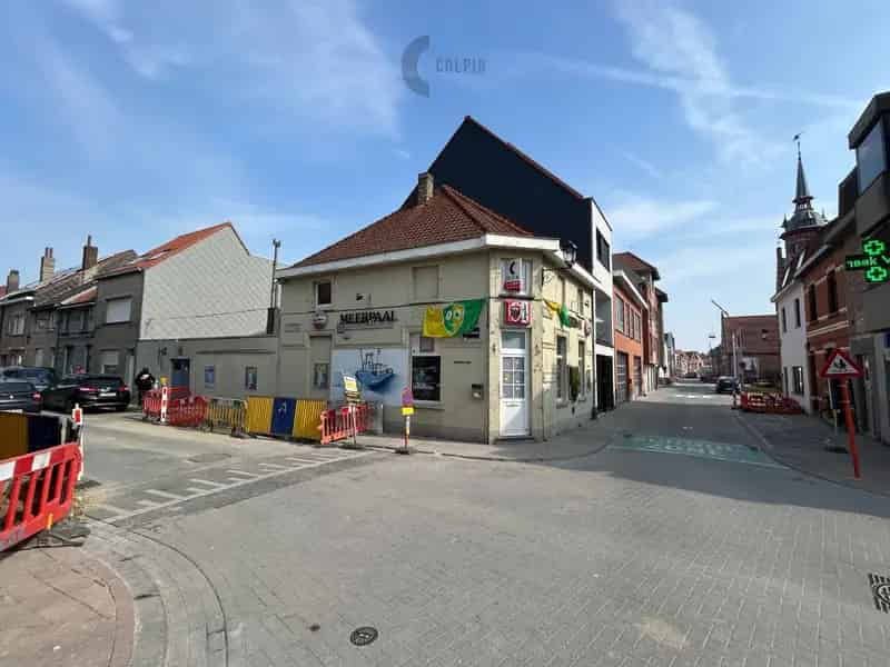 Hoekgebouw in het centrum van Heist