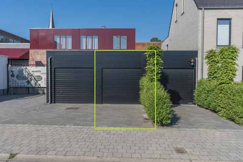 Garage/opbergruimte met voorliggende autostaanplaats