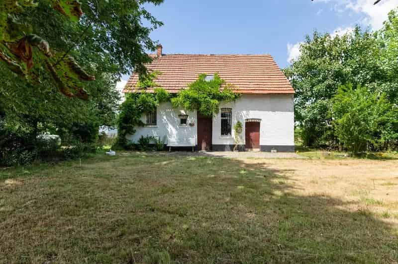 Authentieke, te renoveren woning omgeven in het groen!