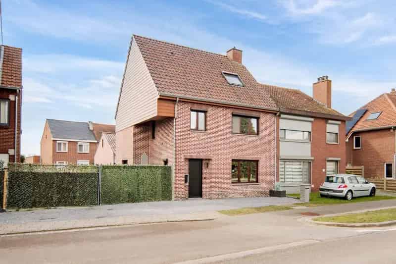 Huis te huur Bree: Gerenoveerde gezinswoning met garage