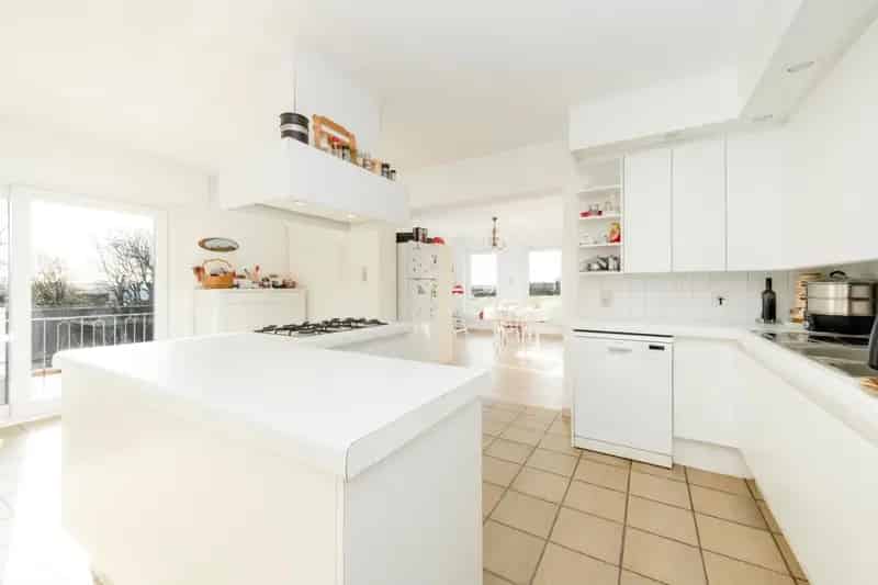 ALLEENSTAANDE WONING OP 1.037 m² MET MAAR LIEFST 375 m² BRUIKBAAR VLOEROPP!!!