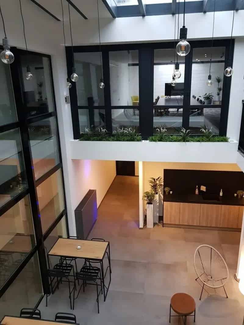 Terbeschikkingstelling van infrastructuur in vernieuwde kantoren met parking, v.a. 21 m², Genk-Noord