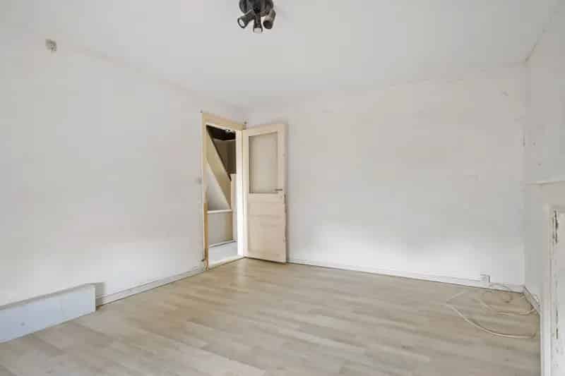 Achter deze charmante gevel, vind je deze deels te renoveren halfopen woning. 
Deze gezinswoning ligt in een rustige woonwijk, vlakbij de Torhoutse Baan, wat zorgt voor een goede bereikbaarheid.
De woning is voorzien van een nieuw dak en conforme elektric