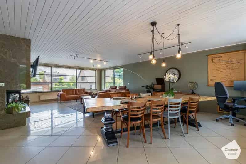 UNIEKE & LUCHTIGE ALLEENSTAANDE WONING met 4 SLAAPKAMERS ,RUIME GARAGE en TUIN