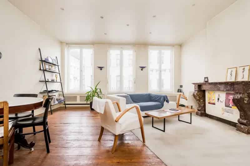 RUIME TE RENOVEREN WONING MET STADSTUIN