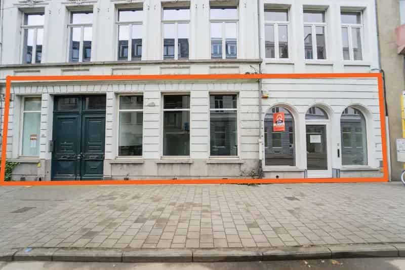 Handelsruimte met authentieke elementen te huur in centrum Gent, aan het Gravensteen