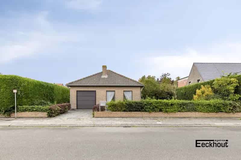 Verzorgde villa met garage in een brede, rustige straat in residentiële wijk!
