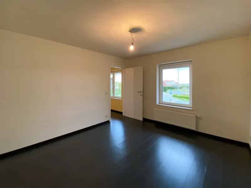 Ruime woning met 4 slaapkamers, garage en tuin.
