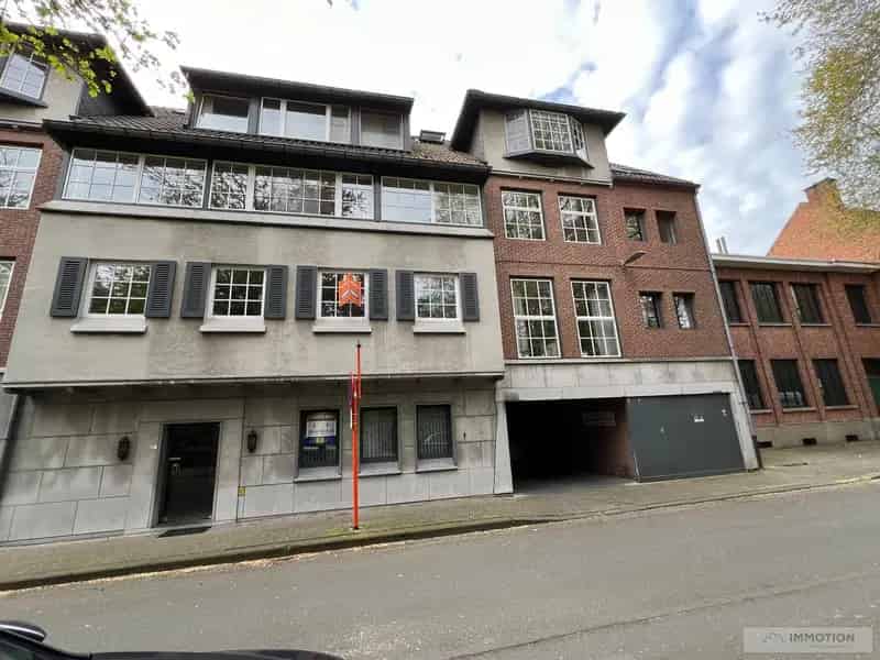 Twee parkings nabij de Loofstraat
