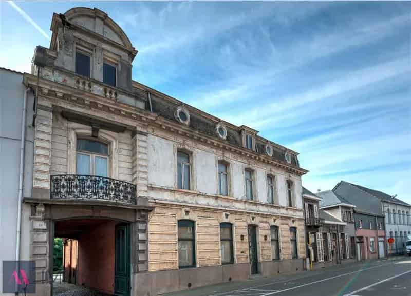 Imposante neoclassicistische herenwoning met 7 slpk., 2 badk. op 59 are 51 ca