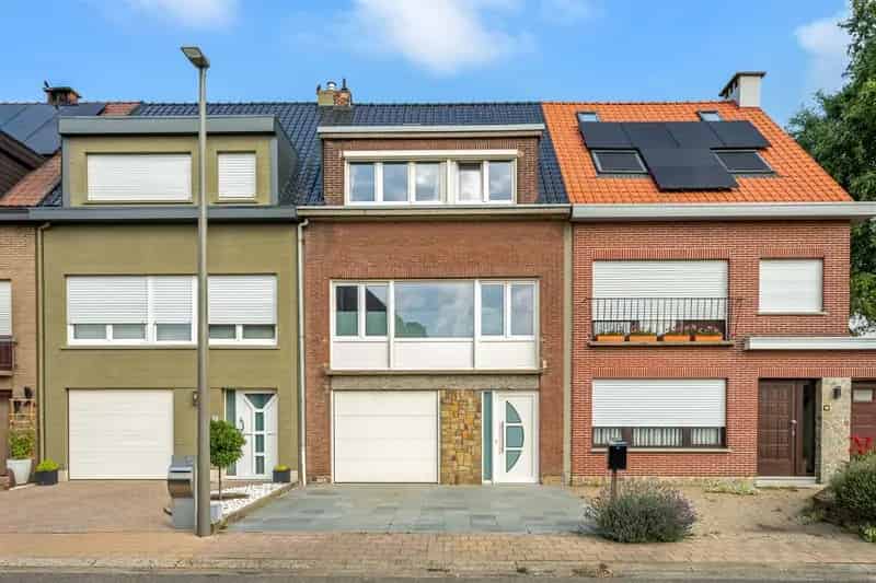 Grote woning met 4 à 5 slpk., inpandige garage en tuin