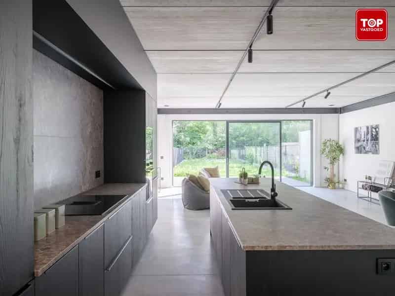 Energiezuinige (A+) designwoning met 3 slaapkamers, zonnige tuin en luxueuze betonafwerking in Vlierzele