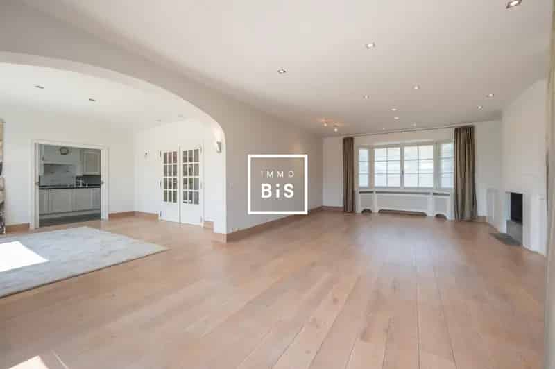 Rustig gelegen villa met binnenzwembad in een exclusieve residentiële buurt