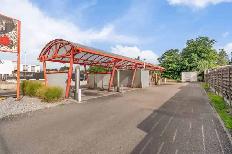 Self-carwash met grond en aanhorigheden