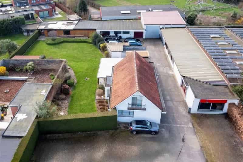 Woning met magazijn (649m²) op 2.787m² in Wommelgem