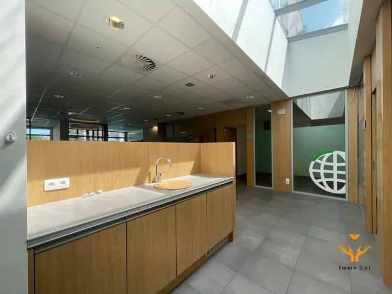 Te huur: handelsruimte van 228m² op toplocatie in Berlare