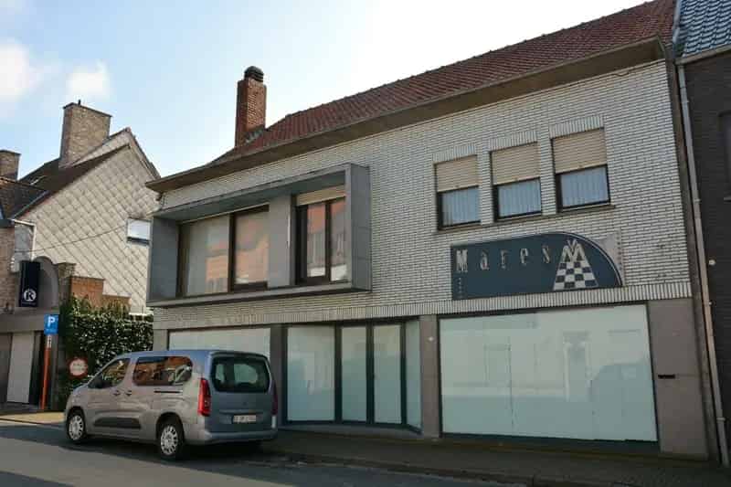 Ruime op te frissen woning met garages op een uitstekende locatie in centrum Oudenburg