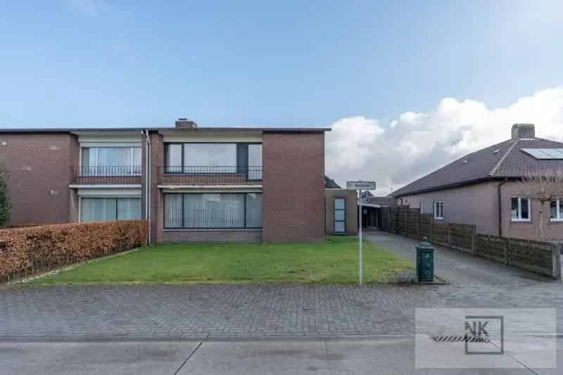 Grotendeels gerenoveerde gezinswoning met 3 slaapkamers en 2 badkamers op een ruim perceel te Arendonk
