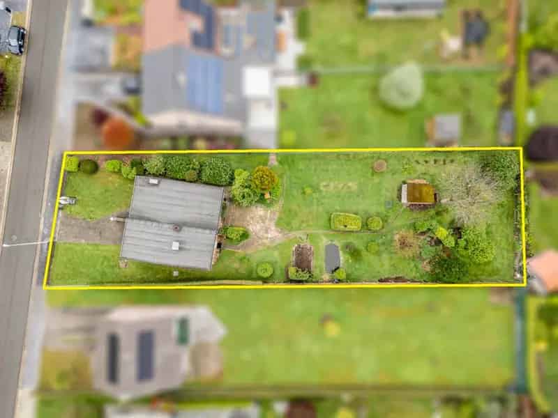 Perceel bouwgrond met af te breken woning op 12a 07ca op een kilometer van het stadscentrum