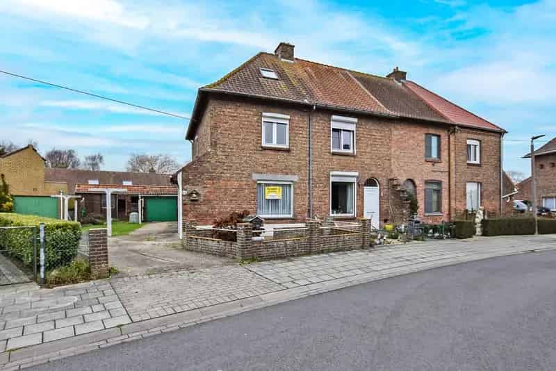Half open bebouwing met 2 garages, tuin en 3 slaapkamers in een rustige straat te Veurne!