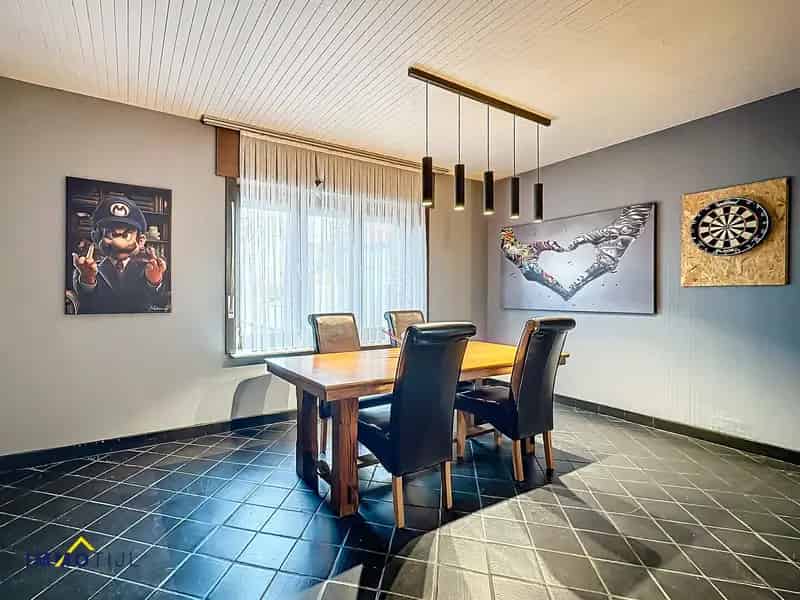 Ruime woning met 2 magazijnen op prachtig perceel grond!