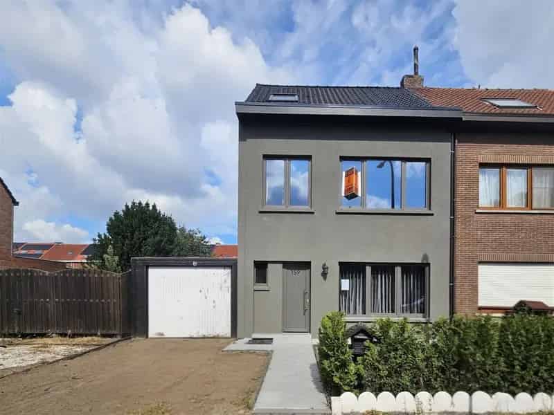Modern ingerichte woning met optioneel aangrenzende bouwgrond.