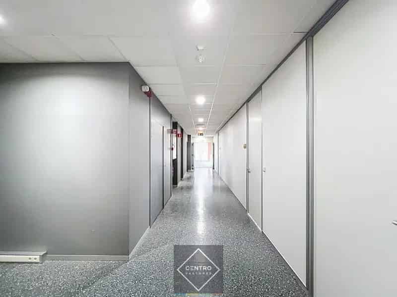 Instapklare KANTOORRUIMTEN (± 255 m²) - ALL-IN formule (huur, verbruik, randaccomodatie, etc.) te IEPER.