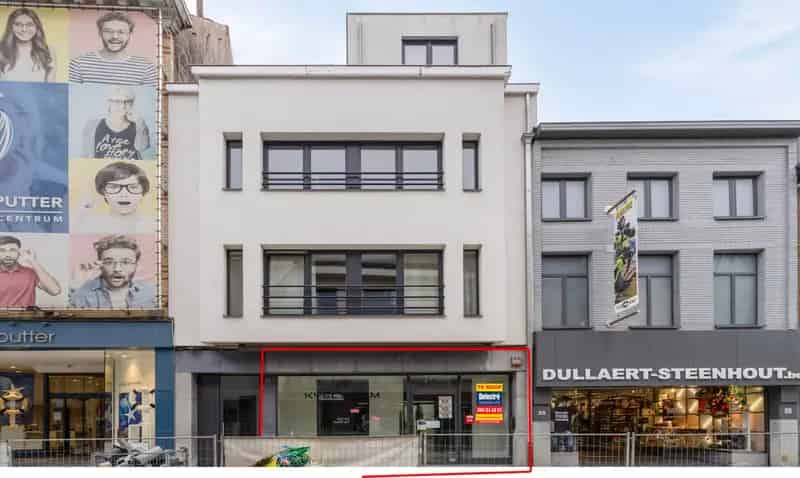 MODERN INSTAPKLAAR COMMERCIEEL GELIJKVLOERS BEVERSTRAAT