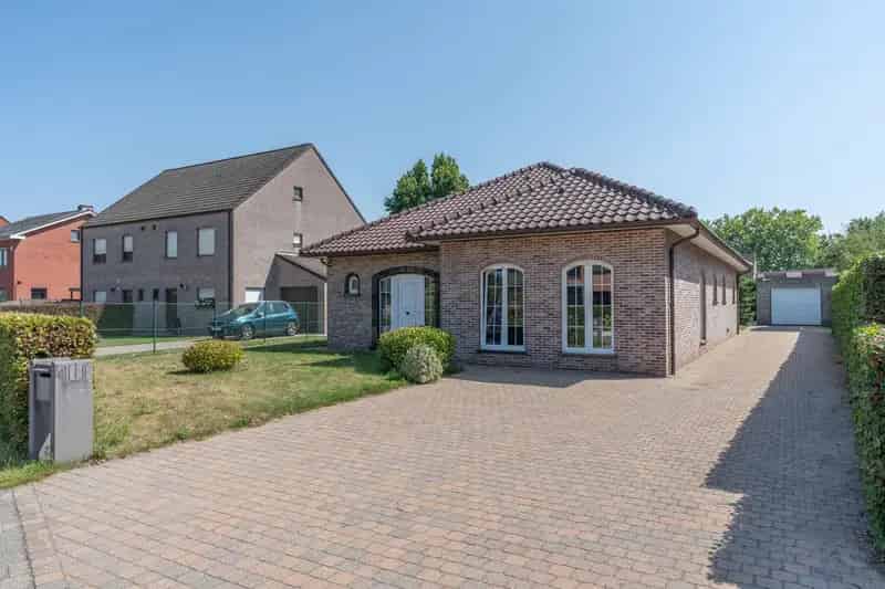 Vrijstaande woning met 3 slpk , garage en tuin te Beerse.
