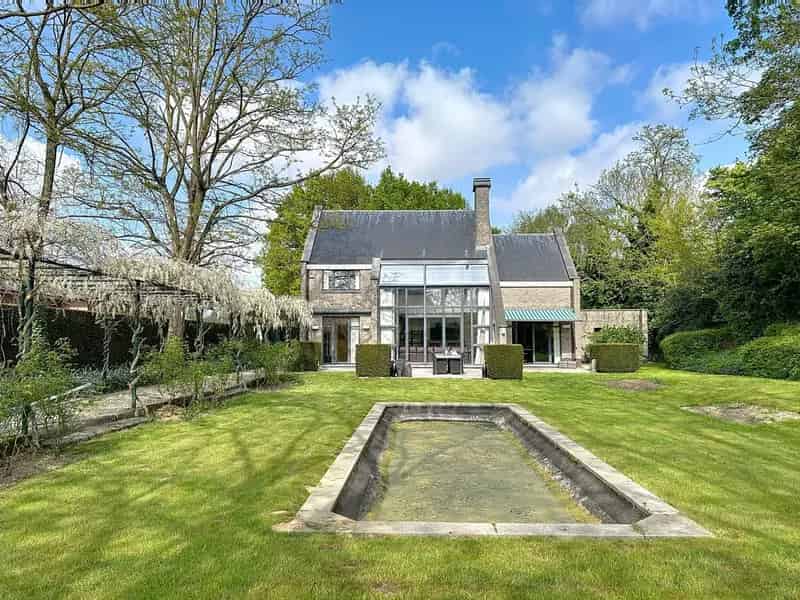 Tijdloos landhuis op meer dan 40a aan rand van het dorp