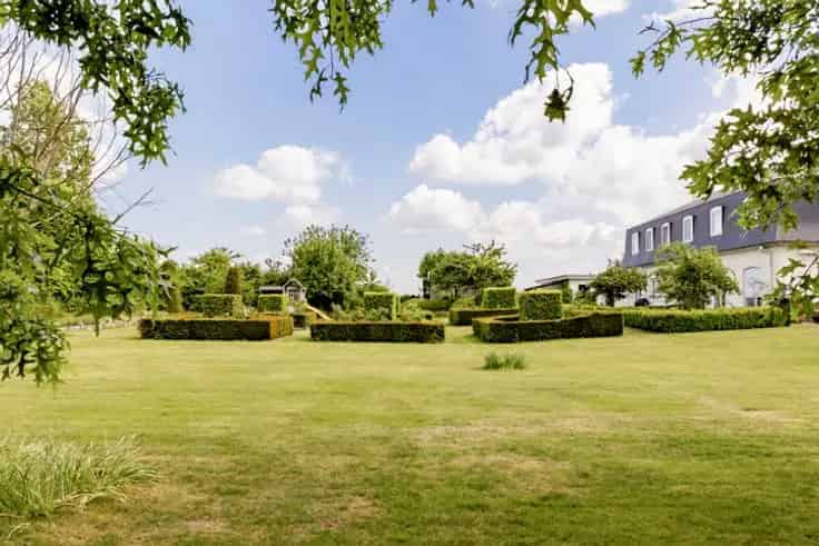 Franse Villa te Koop met Zwembad en Grote Tuin