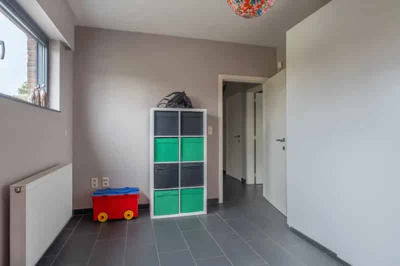 Verrassend ruime gezinswoning met 6 slaapkamers, 2 badkamers en garage.