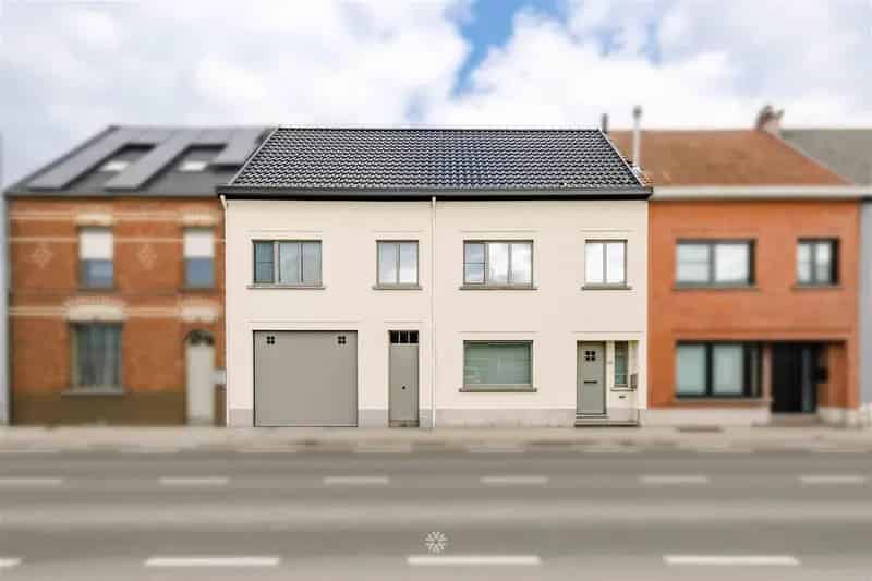 Gerenoveerde woning met grote garage en tuin