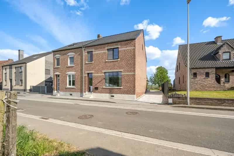 IN OPTIE - Knap en zeer grondig gerenoveerde halfvrijstaande woning met 4 slaapkamers en tuin in het mooie landelijke Jesseren