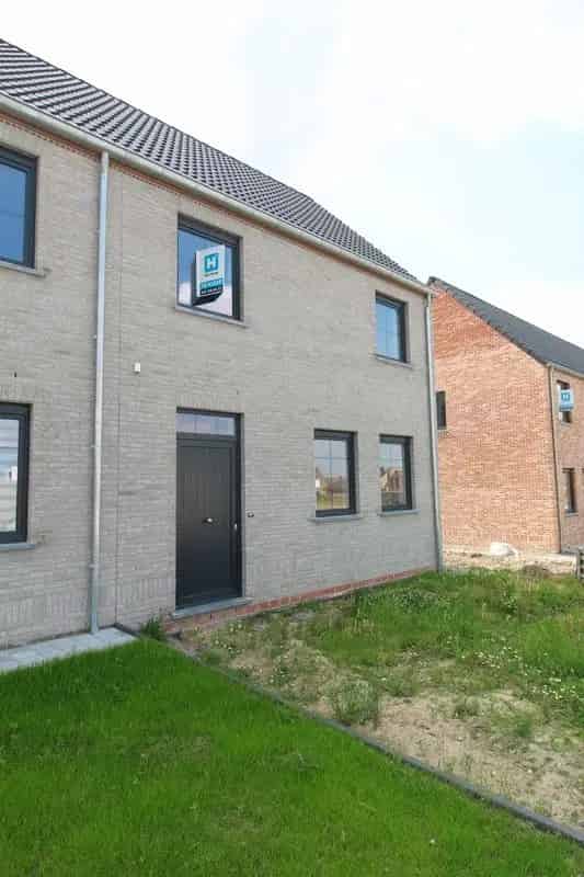 In de Graanstraat te Meulebeke trekt Hectaar deze 4 hedendaagse nieuwbouwwonignen op, tijdloos en voorzien van alle comfort.