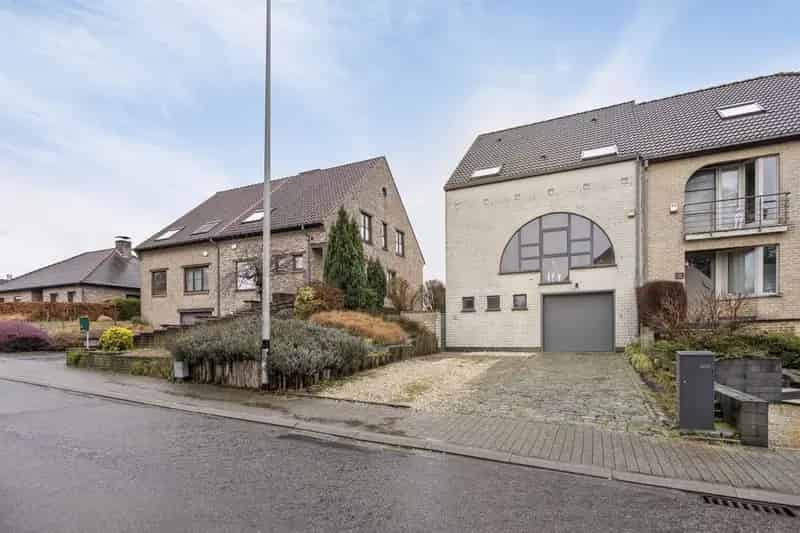 ***IT'S A MATCH!*** Instapklare, ruime 3-gevelwoning (4 slpks + bureau), tuin, staanplaatsen & garage