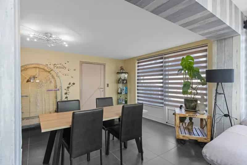 Ruime woning met grote veranda en tuin in rustige omgeving.