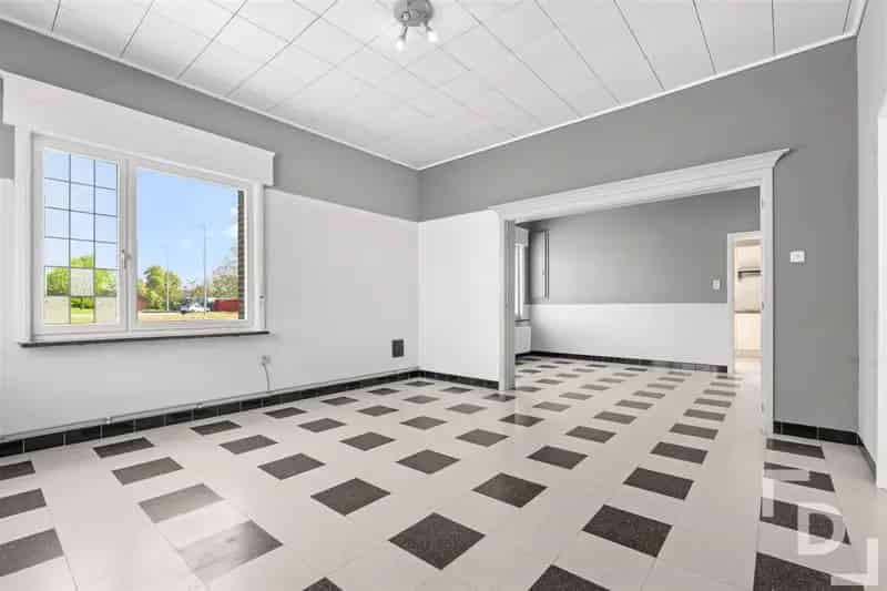 Vrijstaande woning op ruim perceel te koop te Vlamertinge.