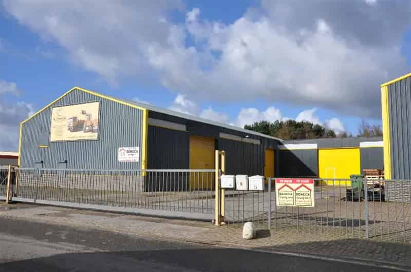 Werkplaats (325m²) met opslag (75 m²) vlakbij Nederl. grens.