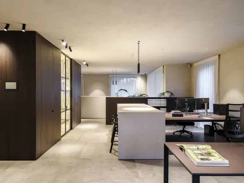 High-end, energiezuinig kantoor met ruime parkeerplaats